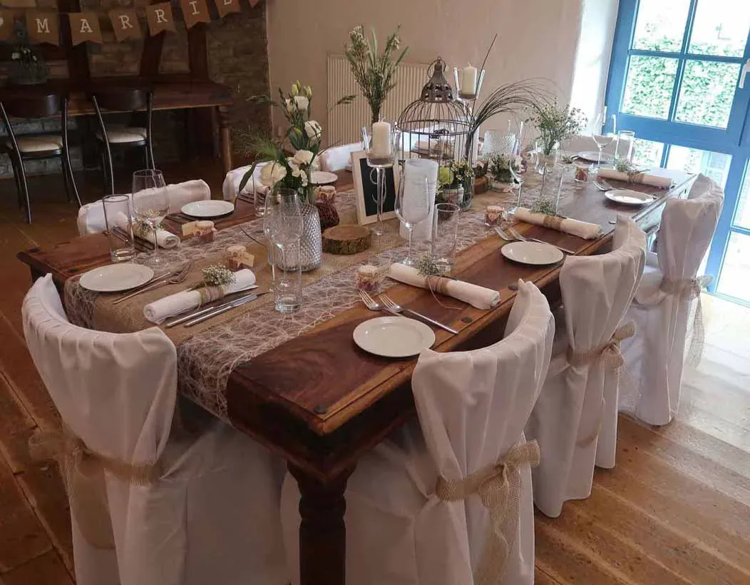 Festlich gedeckte Hochzeitstafel im Vintage-Stil